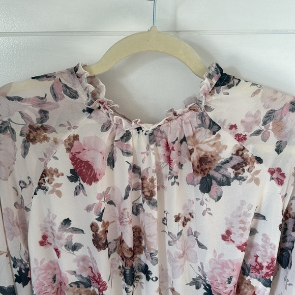 Cream and floral romper with 70s style flutter sleeves - Picture 3 of 5